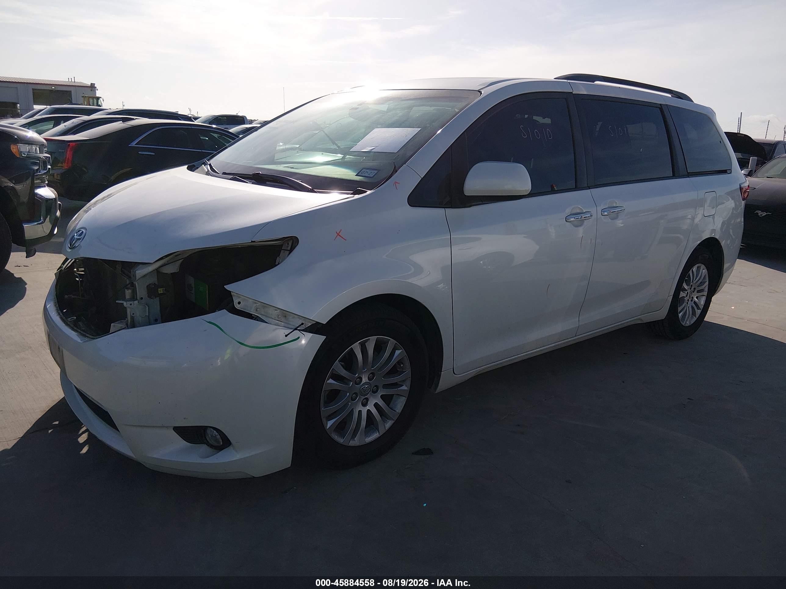 2017 TOYOTA SIENNA XLE 8 PASSENGER — I2