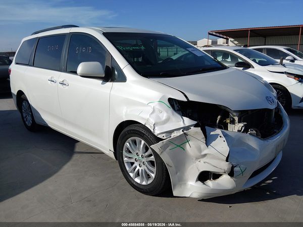 2017 TOYOTA SIENNA XLE 8 PASSENGER — I1
