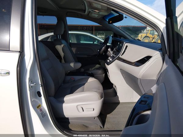 2017 TOYOTA SIENNA XLE 8 PASSENGER — I5