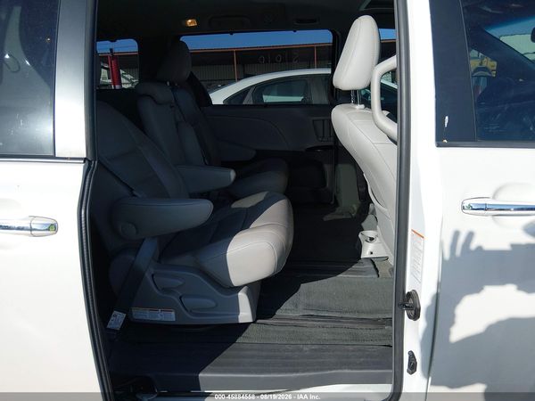 2017 TOYOTA SIENNA XLE 8 PASSENGER — I8