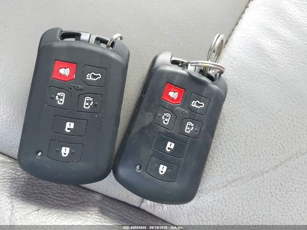 2017 TOYOTA SIENNA XLE 8 PASSENGER — I11