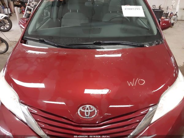 2017 TOYOTA SIENNA LE 7 PASSENGER — I10