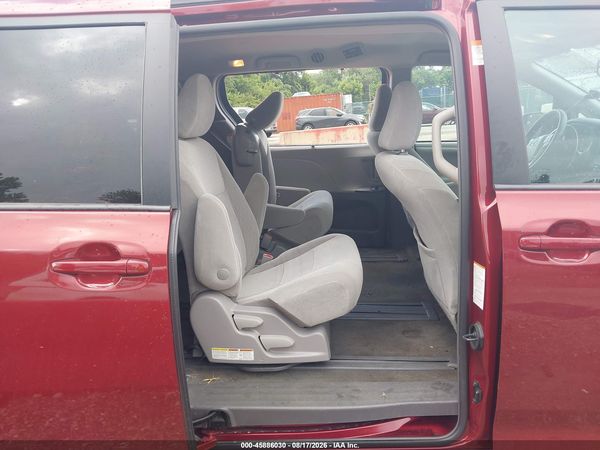 2018 TOYOTA SIENNA LE 8 PASSENGER — I8