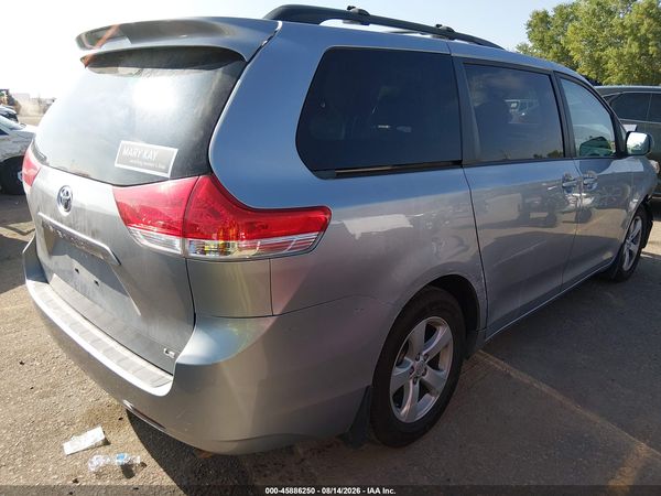 2013 TOYOTA SIENNA LE V6 8 PASSENGER — I4