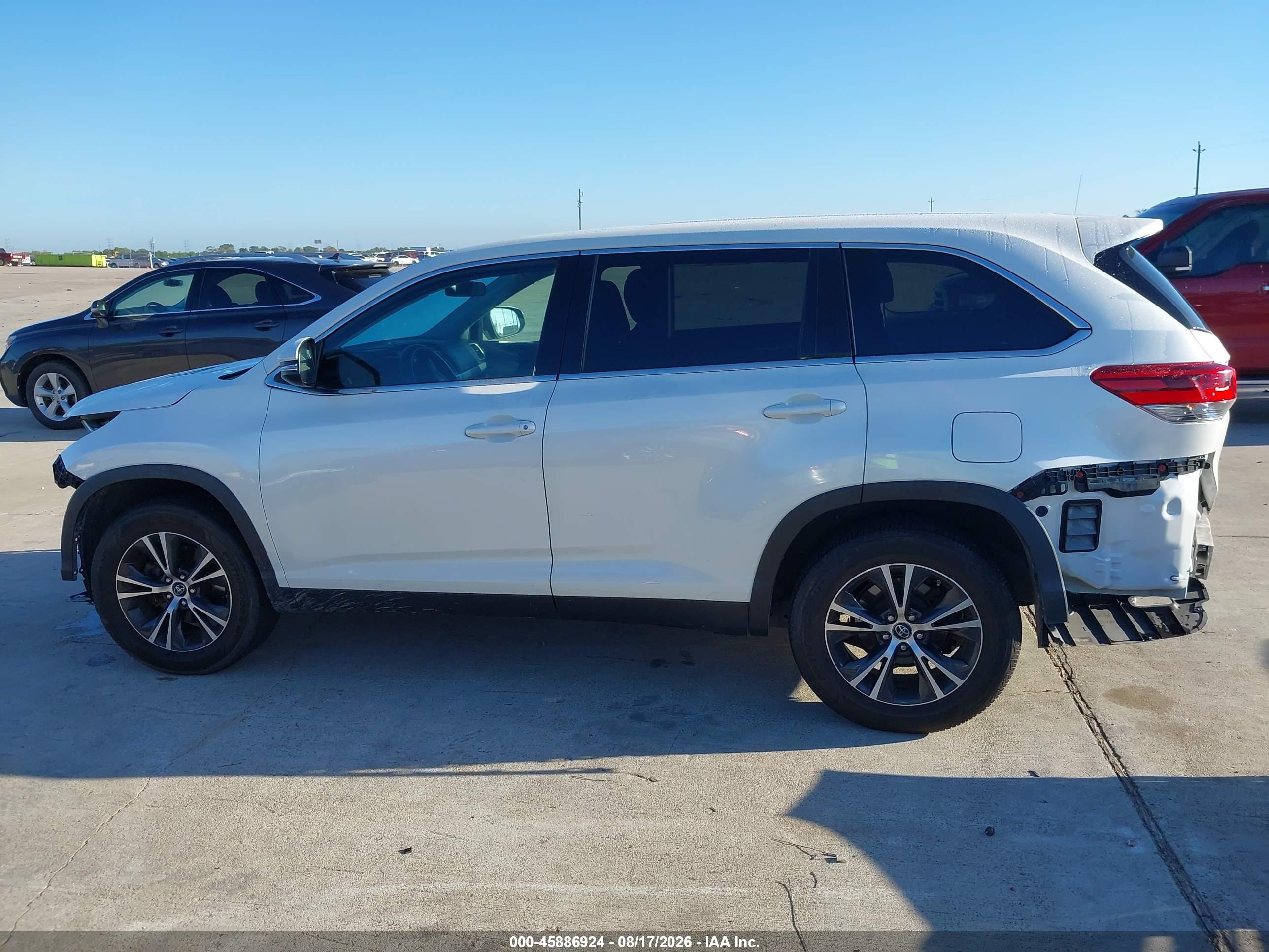 2019 TOYOTA HIGHLANDER LE