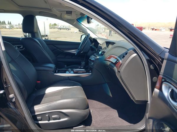 2016 INFINITI Q70 3.7