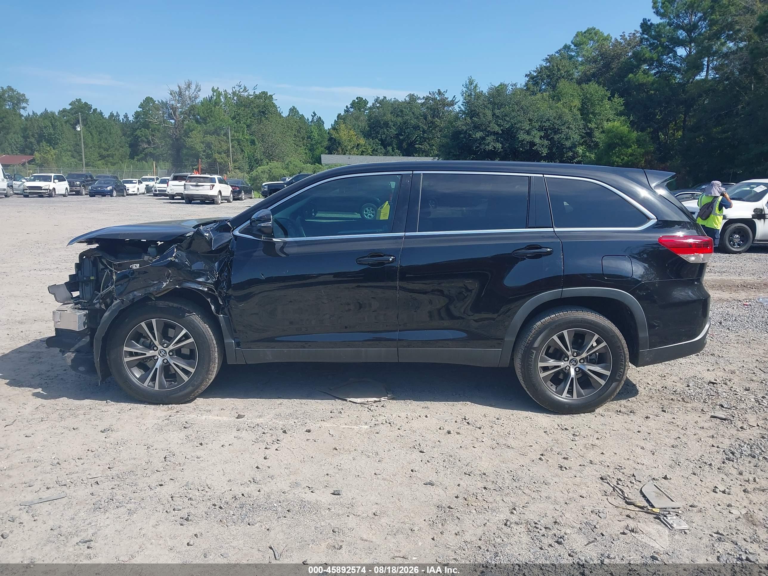 2019 TOYOTA HIGHLANDER LE