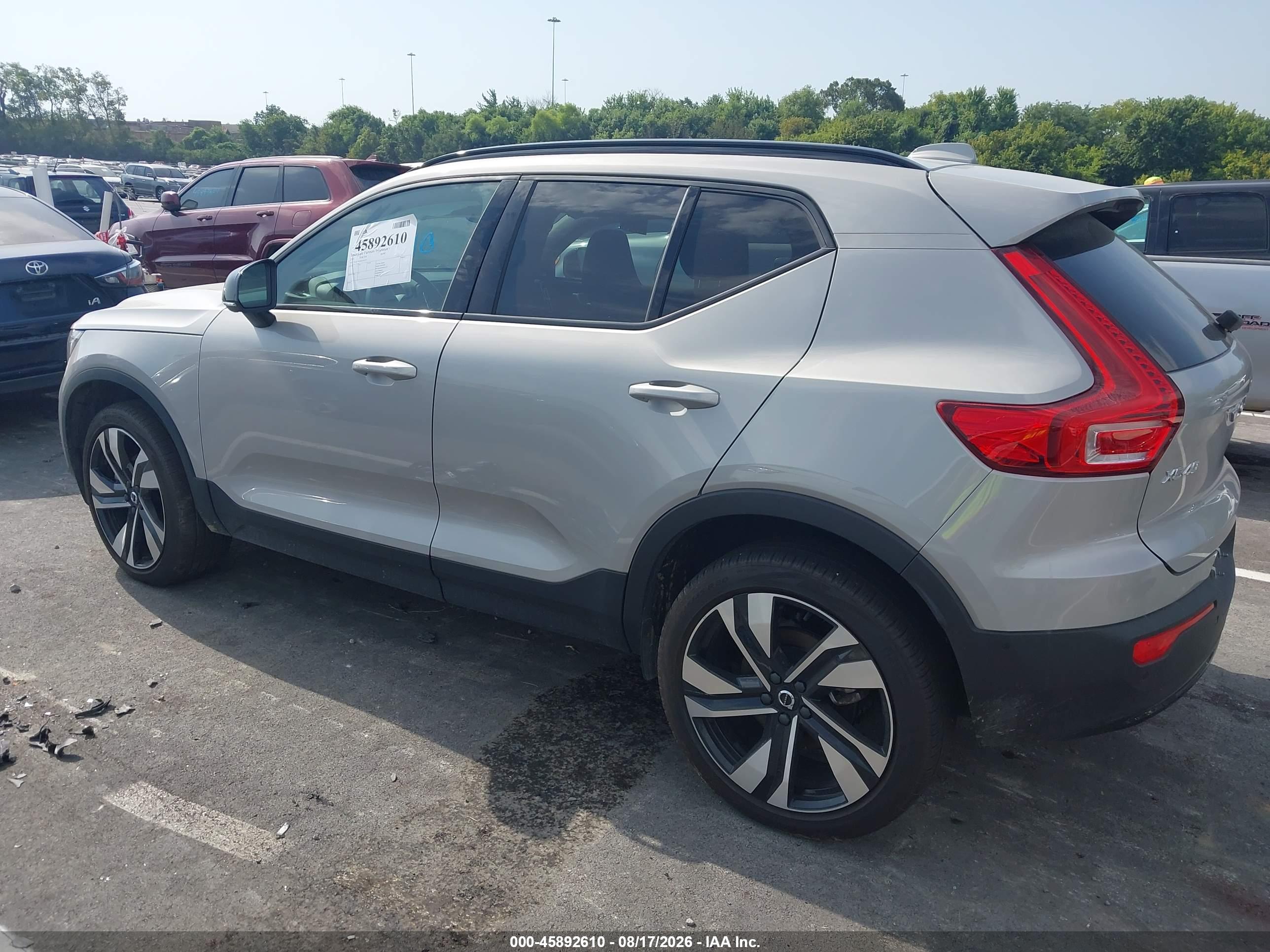 2025 VOLVO XC40 B5 PLUS DARK THEME