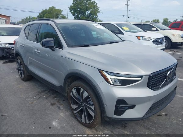 2025 VOLVO XC40 B5 PLUS DARK THEME