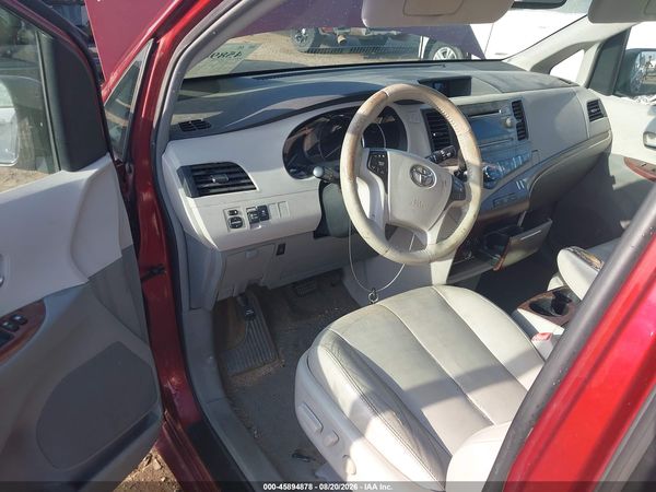 2012 TOYOTA SIENNA XLE V6 8 PASSENGER — I152