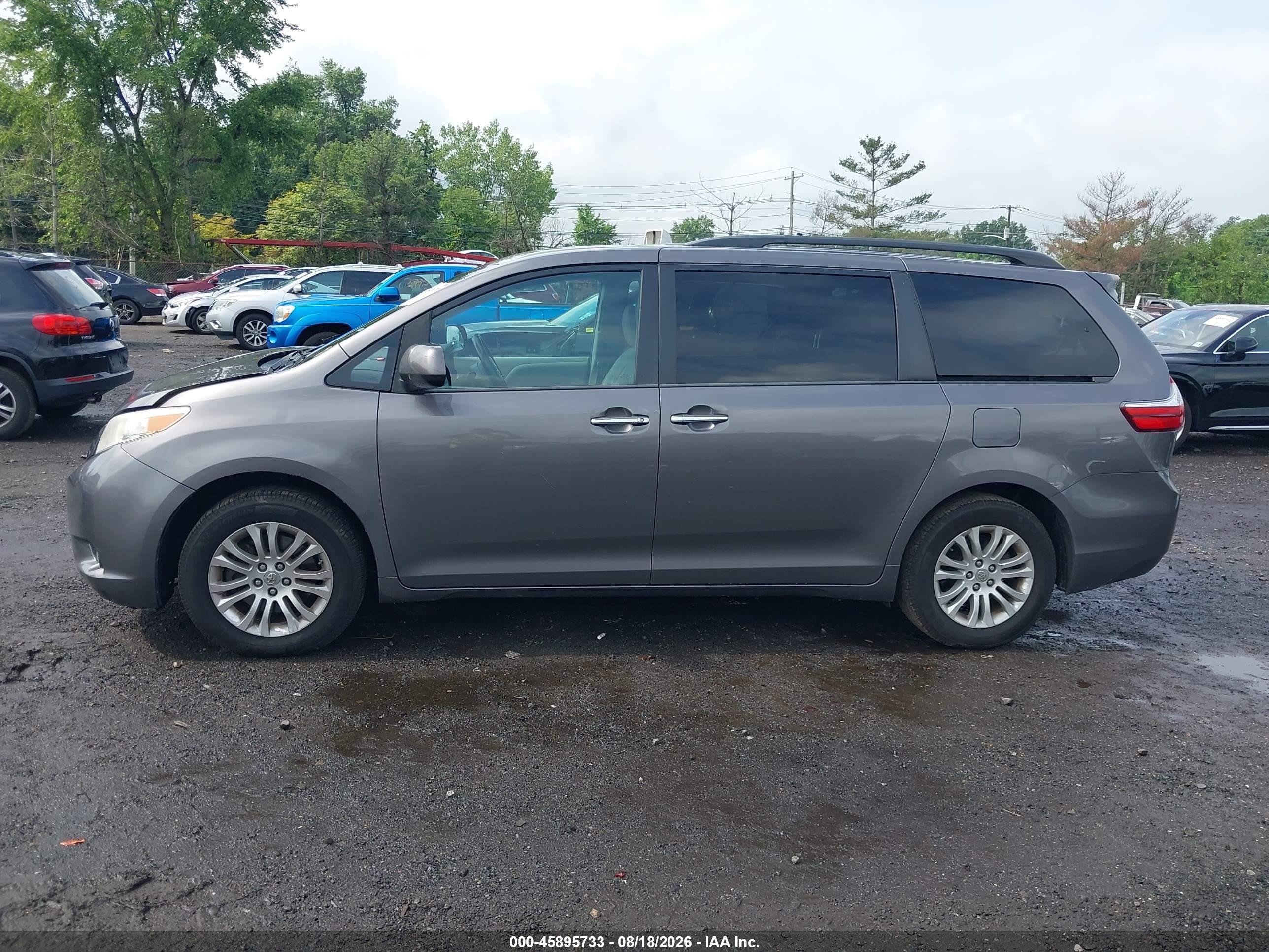2015 TOYOTA SIENNA XLE 8 PASSENGER