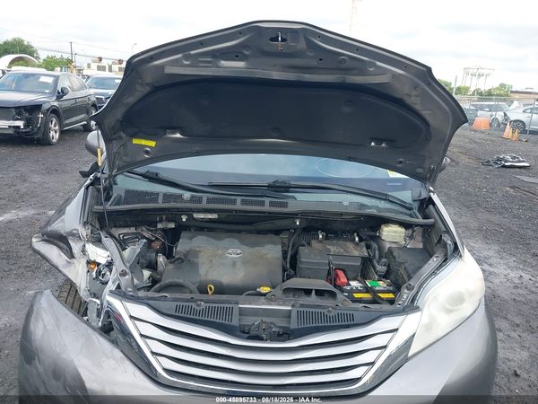 2015 TOYOTA SIENNA XLE 8 PASSENGER
