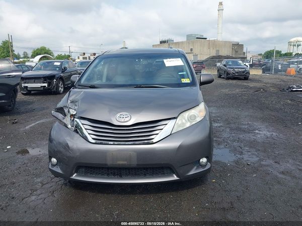 2015 TOYOTA SIENNA XLE 8 PASSENGER