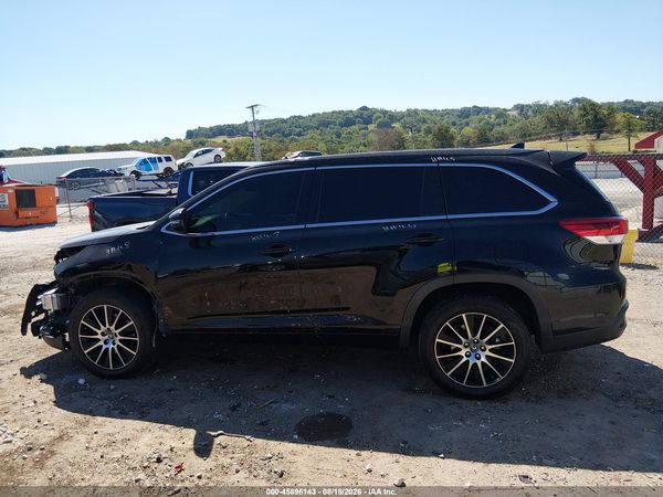 2018 TOYOTA HIGHLANDER SE