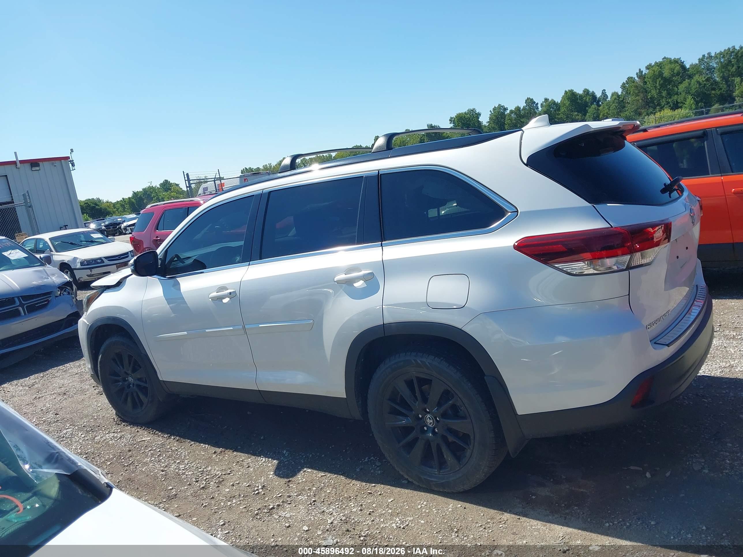 2019 TOYOTA HIGHLANDER SE