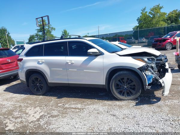 2019 TOYOTA HIGHLANDER SE