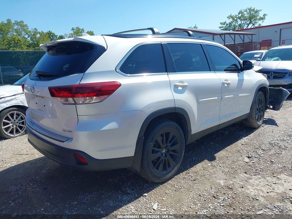 2019 TOYOTA HIGHLANDER SE