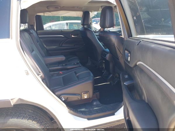 2019 TOYOTA HIGHLANDER SE