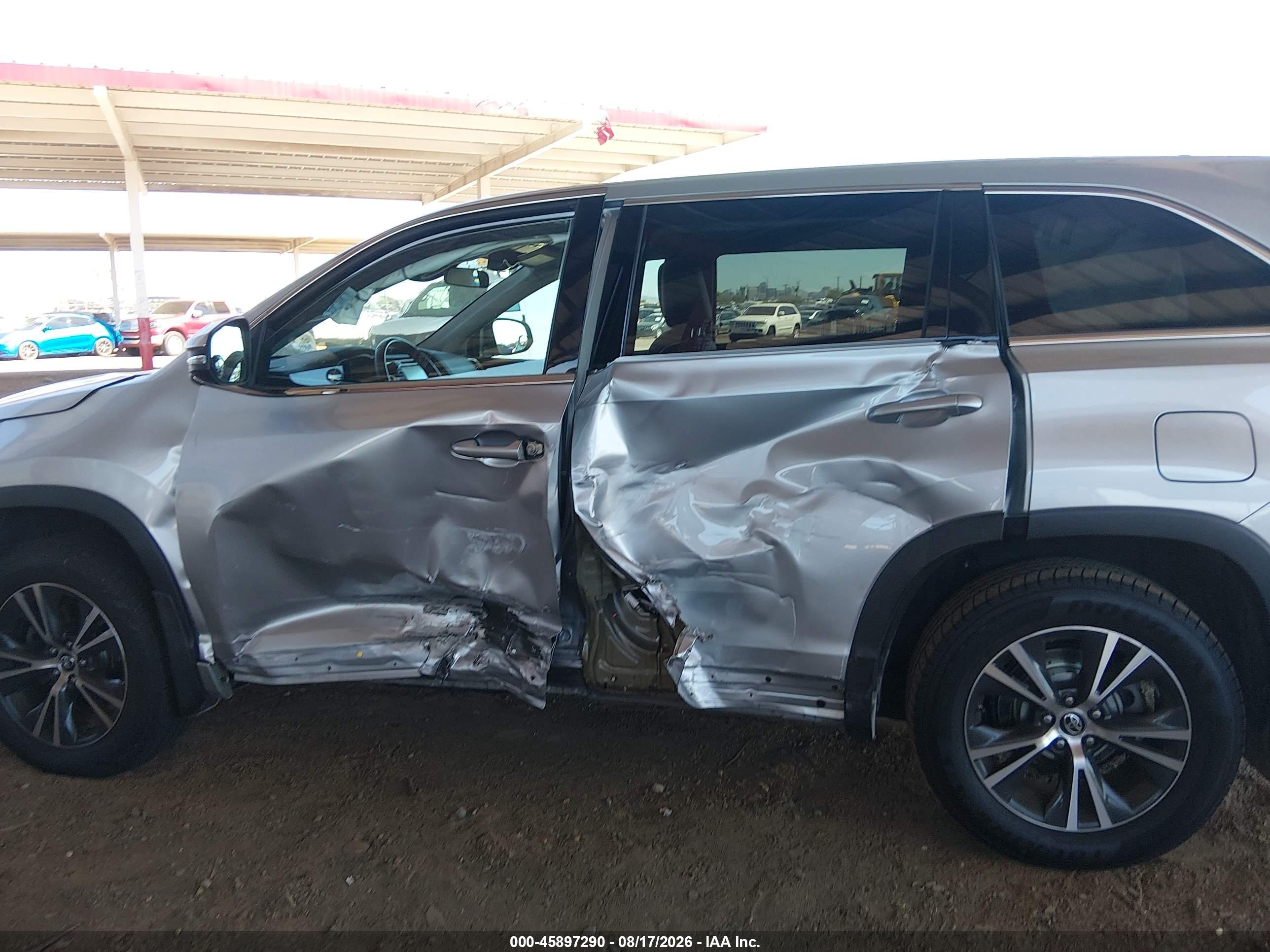 2017 TOYOTA HIGHLANDER LE PLUS