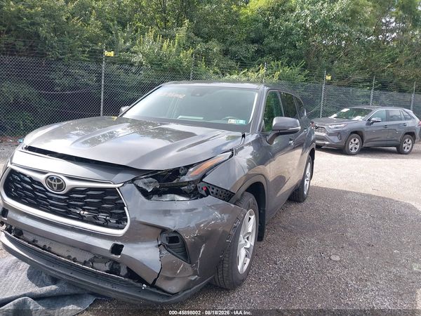 2022 TOYOTA HIGHLANDER LE