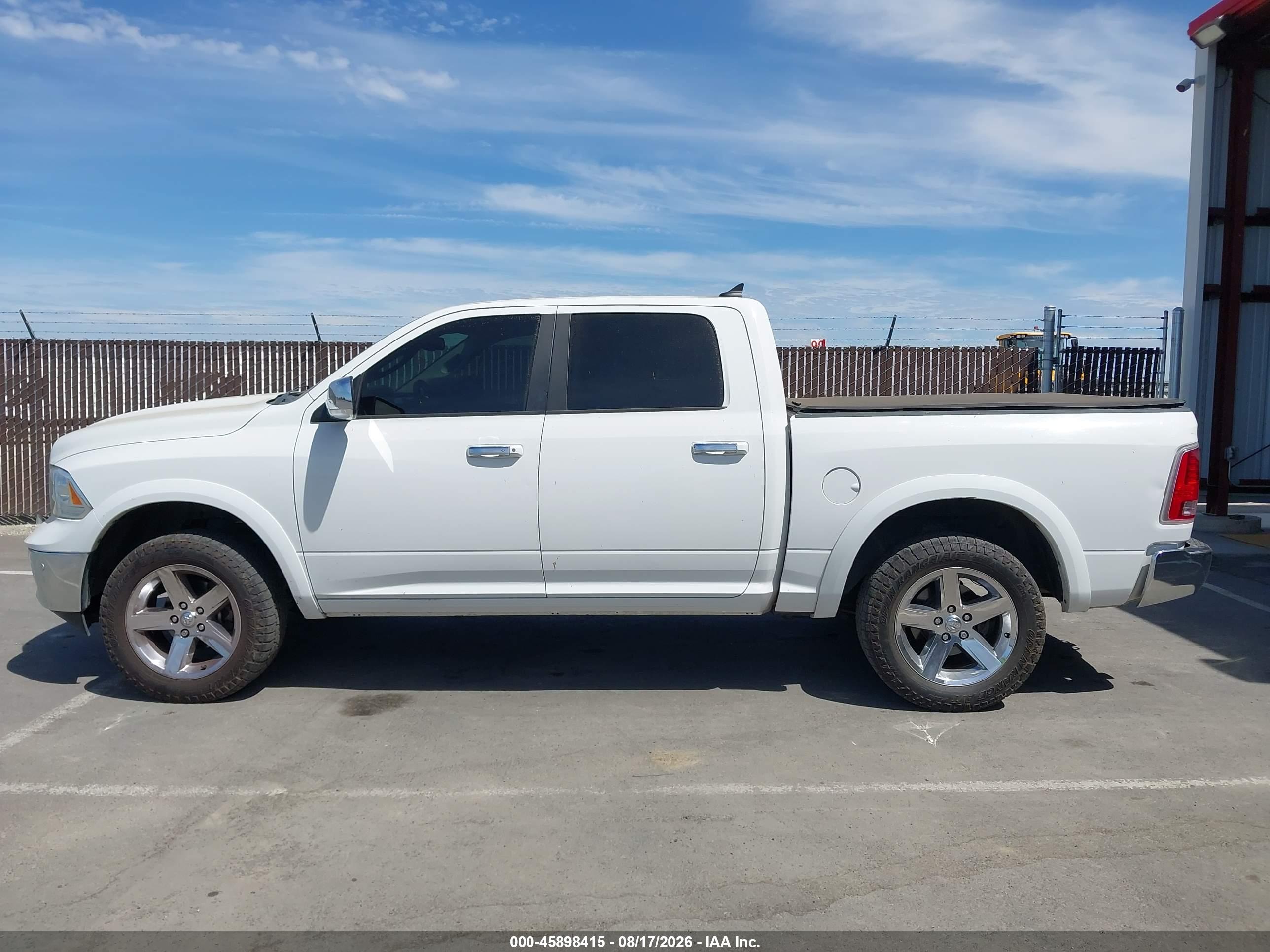 2017 RAM 1500 LARAMIE  4X4 5'7 BOX