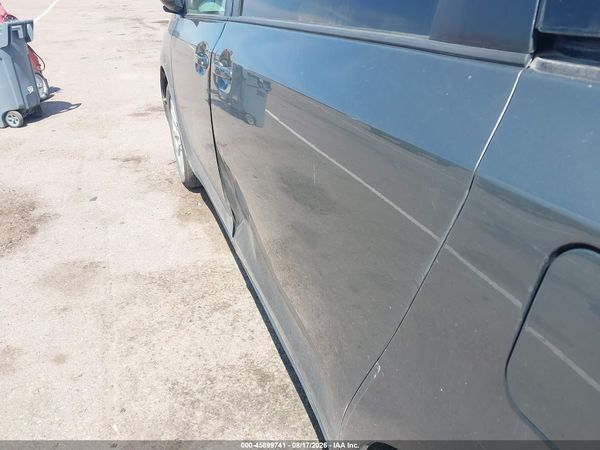 2013 TOYOTA SIENNA LE 7 PASSENGER — I6