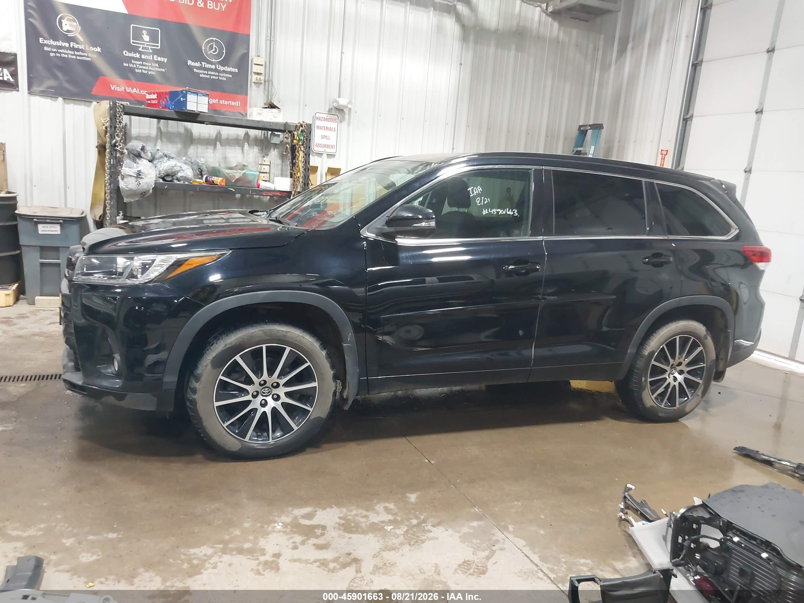 2017 TOYOTA HIGHLANDER SE