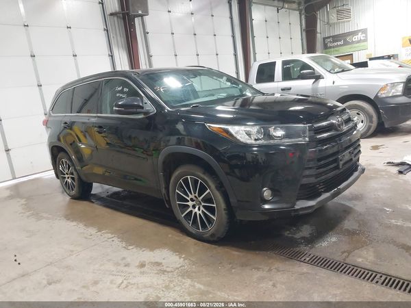 2017 TOYOTA HIGHLANDER SE