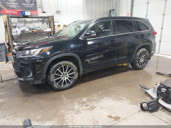 2017 TOYOTA HIGHLANDER SE