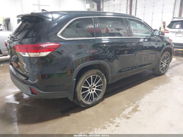 2017 TOYOTA HIGHLANDER SE