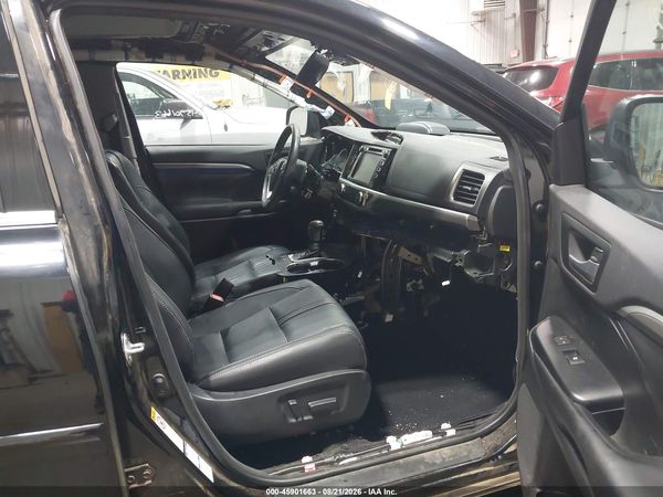 2017 TOYOTA HIGHLANDER SE