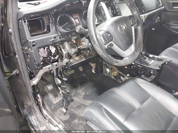 2017 TOYOTA HIGHLANDER SE