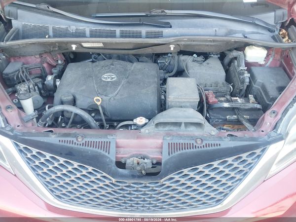 2017 TOYOTA SIENNA SE 8 PASSENGER — I10