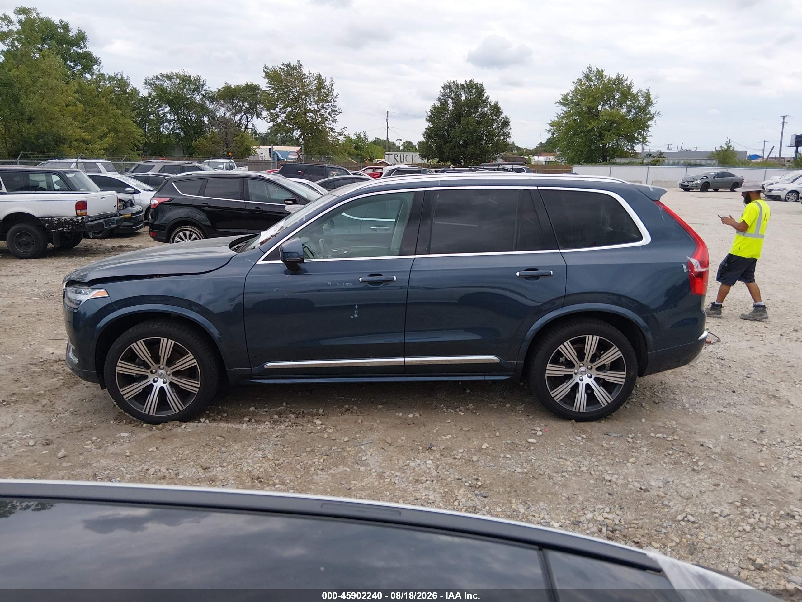 2022 VOLVO XC90