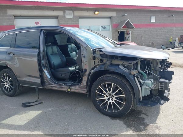2018 TOYOTA HIGHLANDER SE
