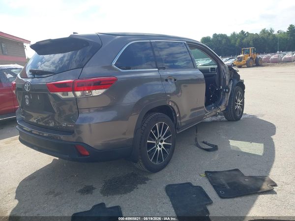 2018 TOYOTA HIGHLANDER SE