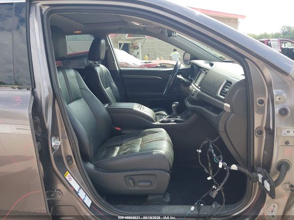2018 TOYOTA HIGHLANDER SE
