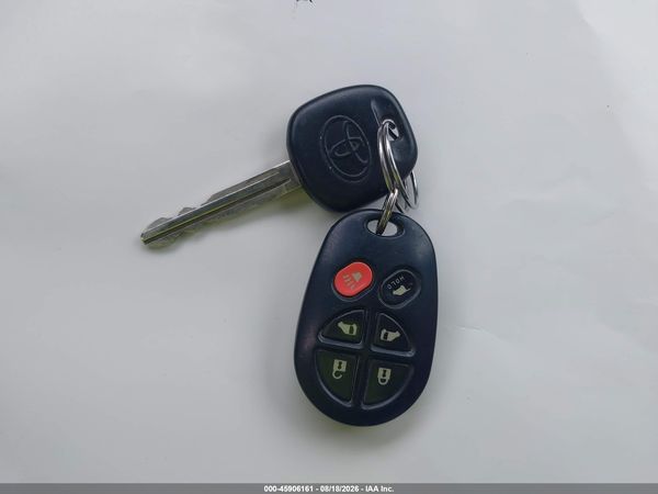 2014 TOYOTA SIENNA LE V6 8 PASSENGER — I11