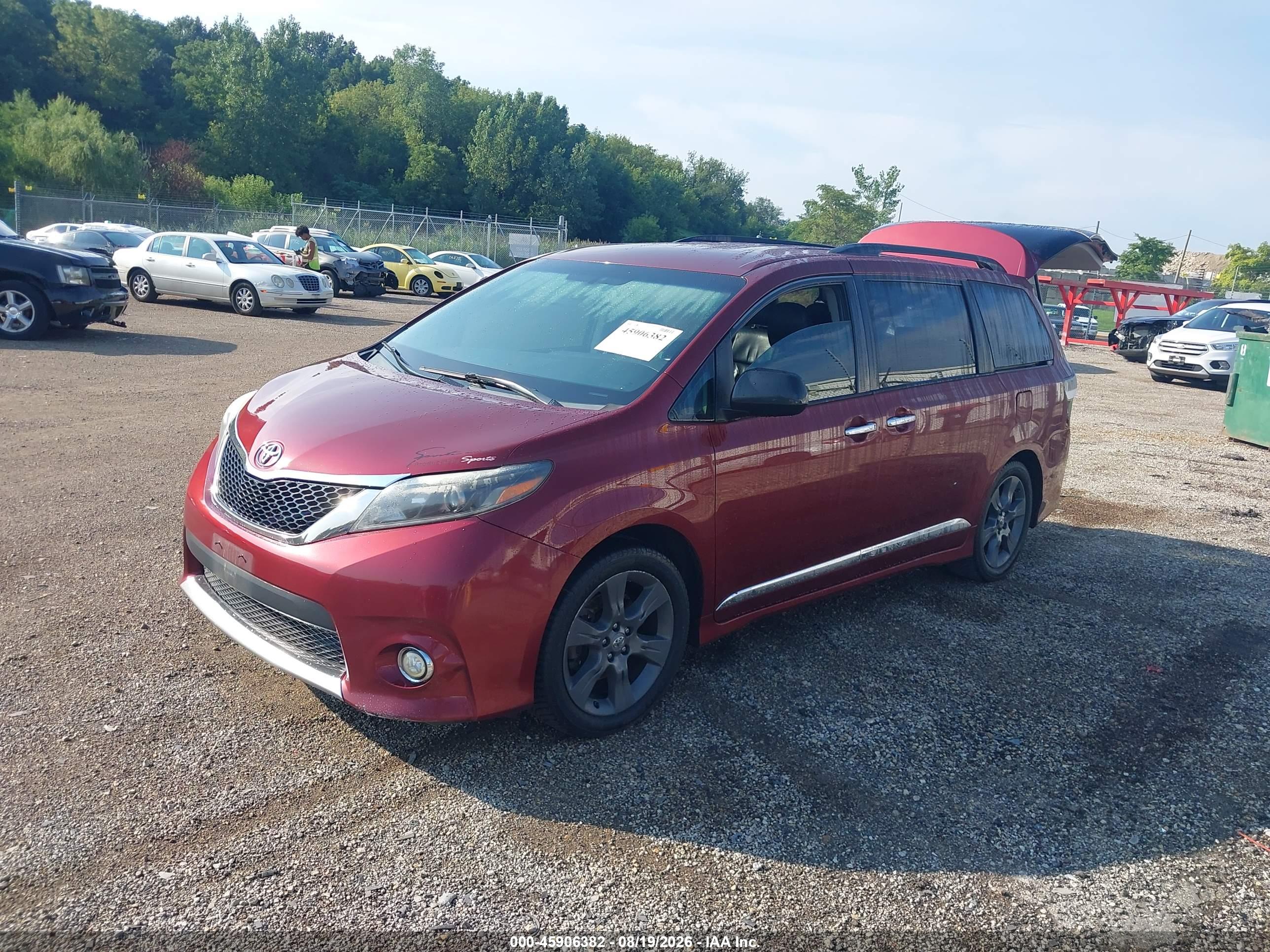 2015 TOYOTA SIENNA SE 8 PASSENGER — I2