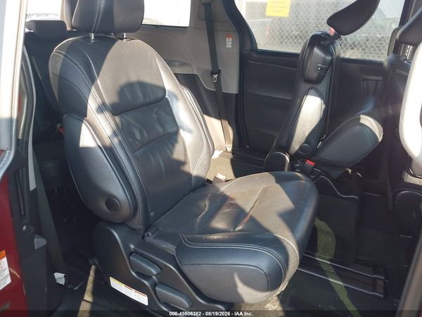 2015 TOYOTA SIENNA SE 8 PASSENGER — I8