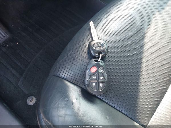 2015 TOYOTA SIENNA SE 8 PASSENGER — I11