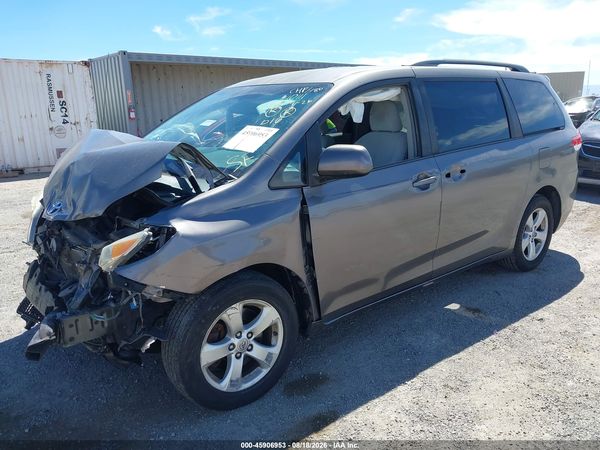 2014 TOYOTA SIENNA — I2