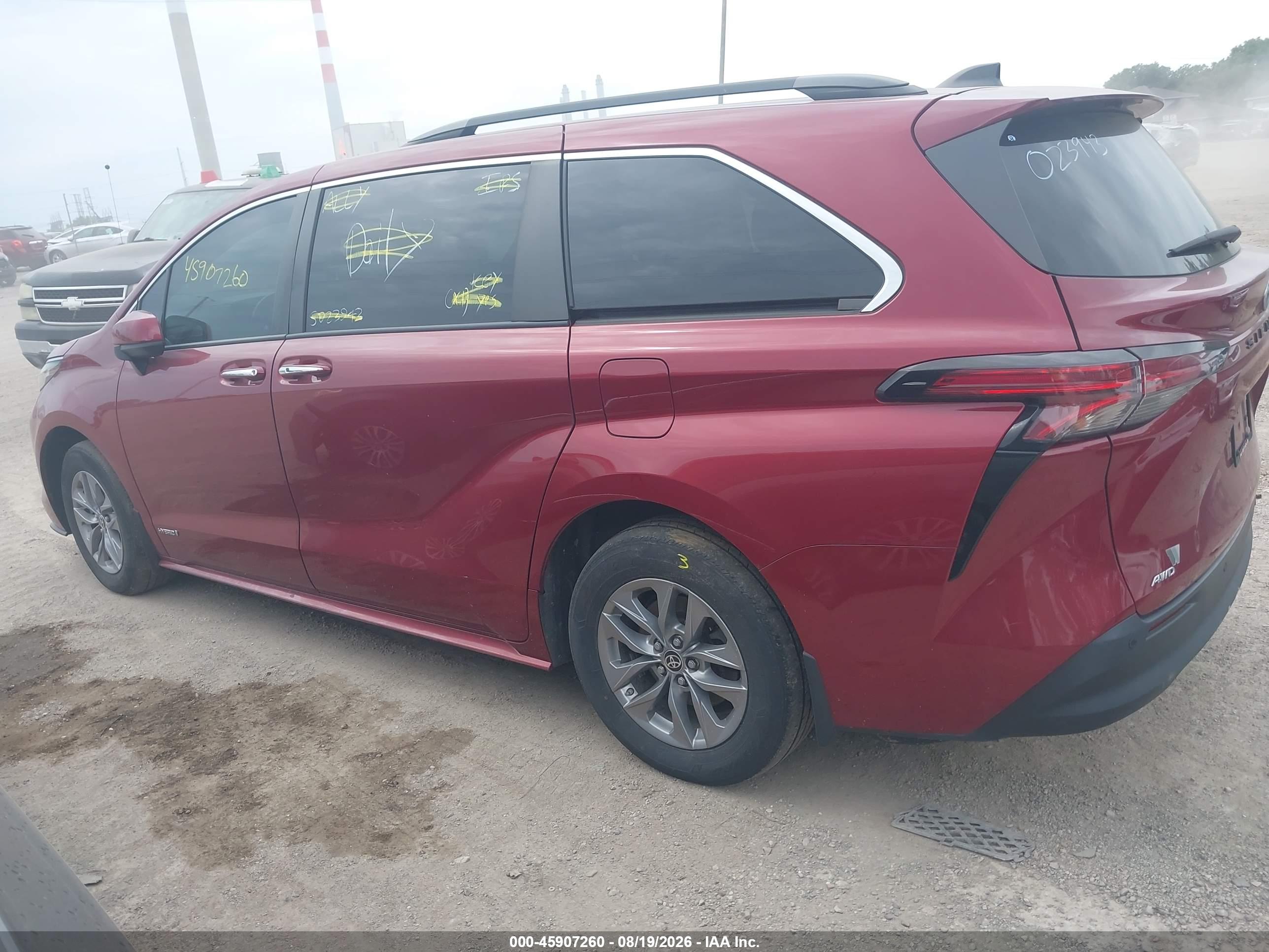 2021 TOYOTA SIENNA XLE