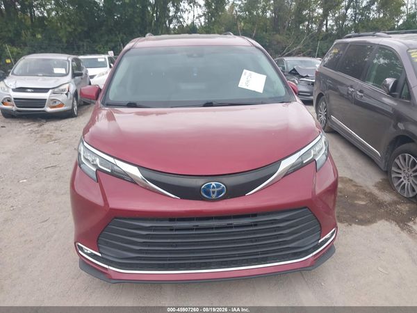 2021 TOYOTA SIENNA XLE
