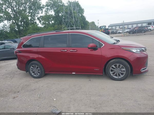 2021 TOYOTA SIENNA XLE