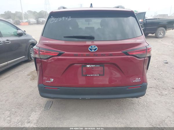 2021 TOYOTA SIENNA XLE