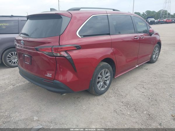 2021 TOYOTA SIENNA XLE