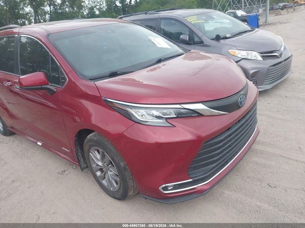 2021 TOYOTA SIENNA XLE