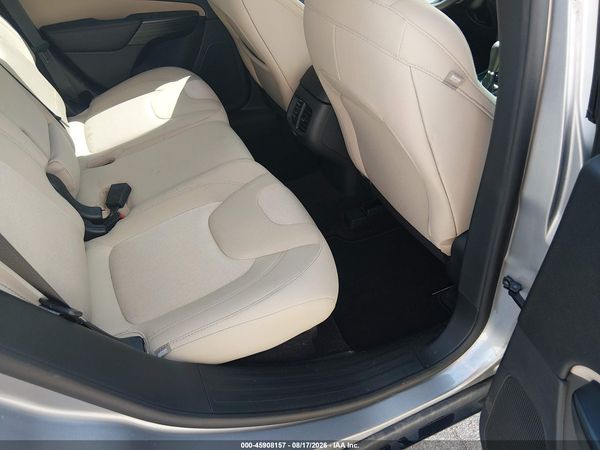 2016 JEEP CHEROKEE SPORT — I8