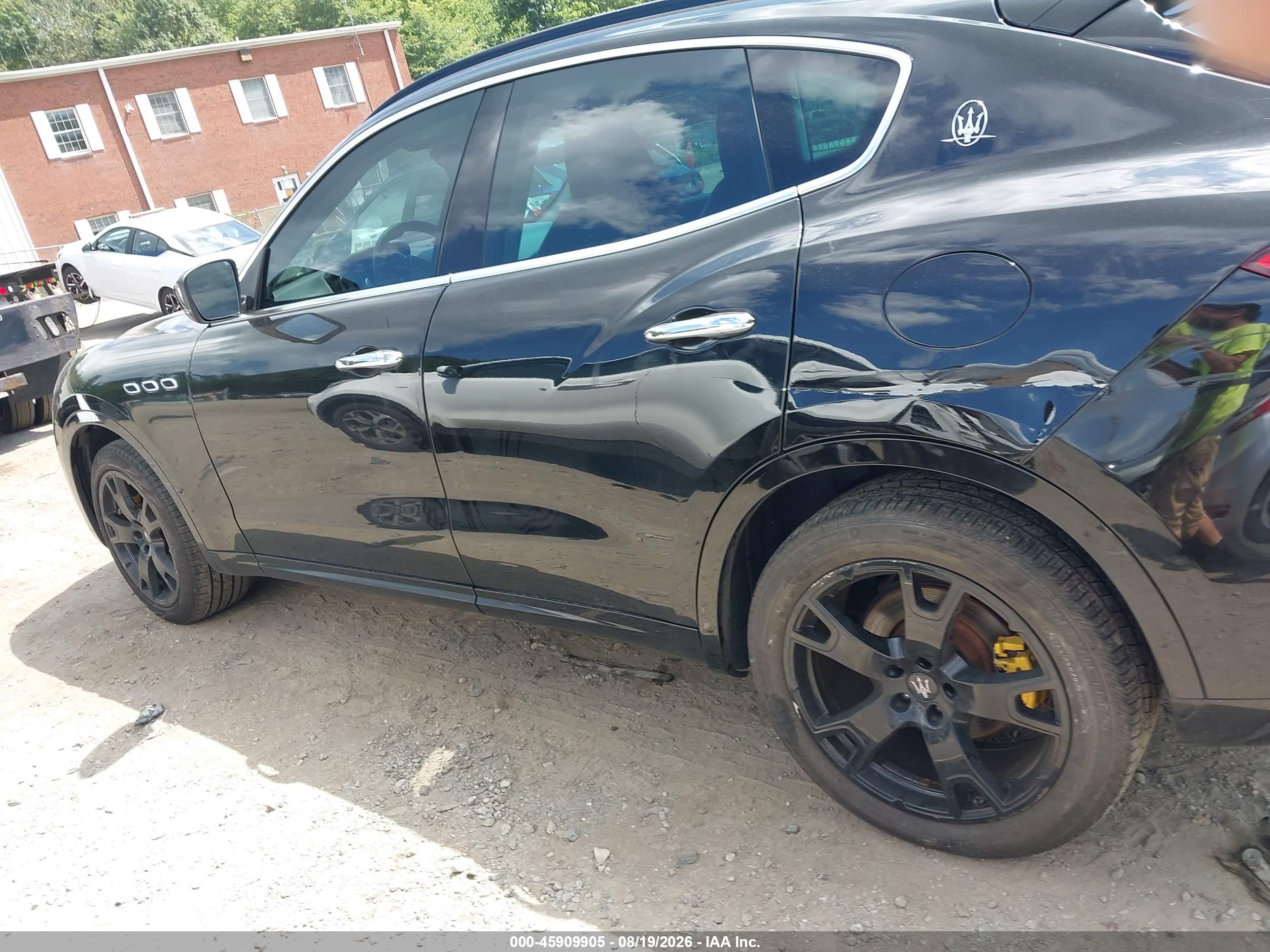 2017 MASERATI LEVANTE Sport